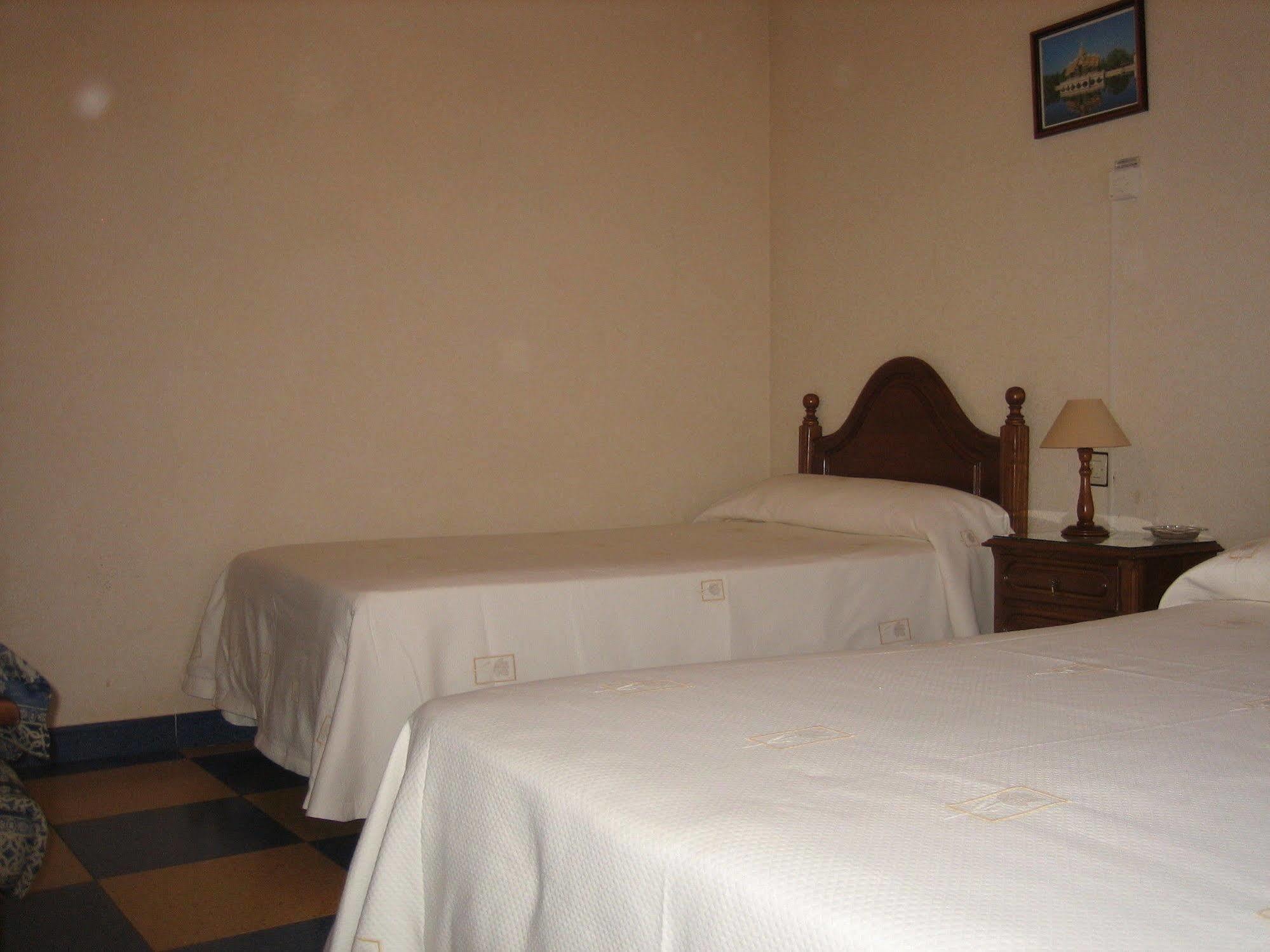 Hostal Restaurante La Trucha Бенавенте Экстерьер фото